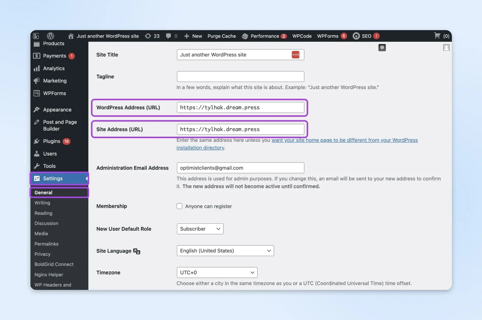 Aba 'Configurações' selecionada no menu lateral do WordPress com os campos 'Endereço do WordPress (URL)' e 'Endereço do Site (URL)' anotados.