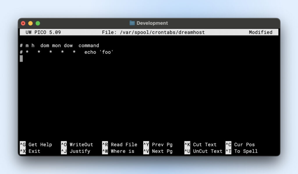 Archivo crontab en un editor de texto que muestra una tarea programada para ejecutarse cada minuto, hora, día, mes y día de la semana, ejecutando el comando echo 'foo'.
